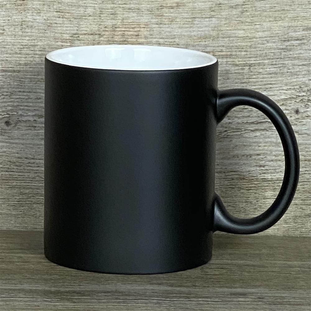 Die Keramik-Tasse „Ich bin Erzieherin“ verbindet Humor und persönliche Wertschätzung. Vorderseite mit liebevollem Lasergravurtext, Rückseite optional personalisiert mit Namen. Fassungsvermögen 350 ml, ca. Ø 8,2 × 9,6 cm, spülmaschinengeeignet. Schwarze Außenseite, farbige Innenseite (weiß, rot, orange, grün, pink oder gelb). Ein stilvolles und praktisches Geschenk für Erzieherinnen zum Abschied oder Geburtstag.