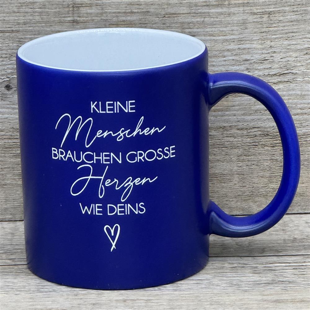Diese personalisierte Keramik-Tasse mit liebevoller Botschaft ist das perfekte Geschenk für Erzieherinnen und Erzieher. Mit Lasergravur „Kleine Menschen brauchen große Herzen – wie Deins“ auf der Vorderseite und optionalem Namen auf der Rückseite wird sie zu einem einzigartigen Andenken. Fassungsvermögen 350 ml, Maße ca. Ø 8,2 × 9,6 cm, spülmaschinengeeignet. Ideal zum Abschied, als Dankeschön oder kleine Aufmerksamkeit.