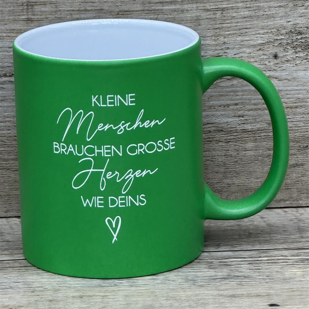 Diese personalisierte Keramik-Tasse mit liebevoller Botschaft ist das perfekte Geschenk für Erzieherinnen und Erzieher. Mit Lasergravur „Kleine Menschen brauchen große Herzen – wie Deins“ auf der Vorderseite und optionalem Namen auf der Rückseite wird sie zu einem einzigartigen Andenken. Fassungsvermögen 350 ml, Maße ca. Ø 8,2 × 9,6 cm, spülmaschinengeeignet. Ideal zum Abschied, als Dankeschön oder kleine Aufmerksamkeit.