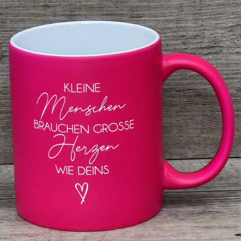 Diese personalisierte Keramik-Tasse mit liebevoller Botschaft ist das perfekte Geschenk für Erzieherinnen und Erzieher. Mit Lasergravur „Kleine Menschen brauchen große Herzen – wie Deins“ auf der Vorderseite und optionalem Namen auf der Rückseite wird sie zu einem einzigartigen Andenken. Fassungsvermögen 350 ml, Maße ca. Ø 8,2 × 9,6 cm, spülmaschinengeeignet. Ideal zum Abschied, als Dankeschön oder kleine Aufmerksamkeit.