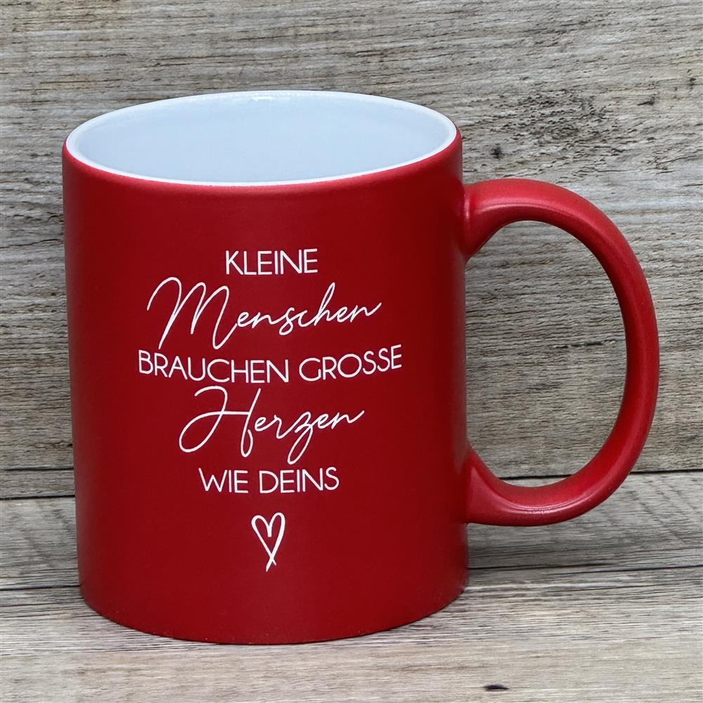 Diese personalisierte Keramik-Tasse mit liebevoller Botschaft ist das perfekte Geschenk für Erzieherinnen und Erzieher. Mit Lasergravur „Kleine Menschen brauchen große Herzen – wie Deins“ auf der Vorderseite und optionalem Namen auf der Rückseite wird sie zu einem einzigartigen Andenken. Fassungsvermögen 350 ml, Maße ca. Ø 8,2 × 9,6 cm, spülmaschinengeeignet. Ideal zum Abschied, als Dankeschön oder kleine Aufmerksamkeit.