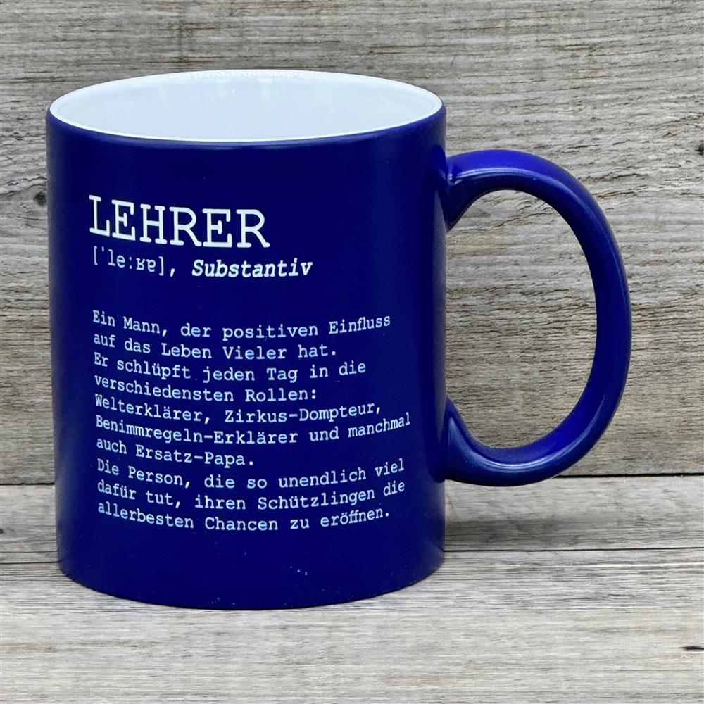Diese personalisierte Keramik-Tasse „Lehrer/in – Substantiv“ ist eine liebevolle Wertschätzung für Lehrkräfte. Vorderseite mit liebevollem Definitionstext, Rückseite optional mit Wunschnamen personalisierbar. Fassungsvermögen 350 ml, Maße ca. Ø 8,2 × 9,6 cm, farbige Außenseite (orange, rot, blau, grün, pink, schwarz). Perfekt für Kaffee, Tee oder Kakao – ein stilvolles Geschenk für Schuljahresende, Abschied oder als Dankeschön.