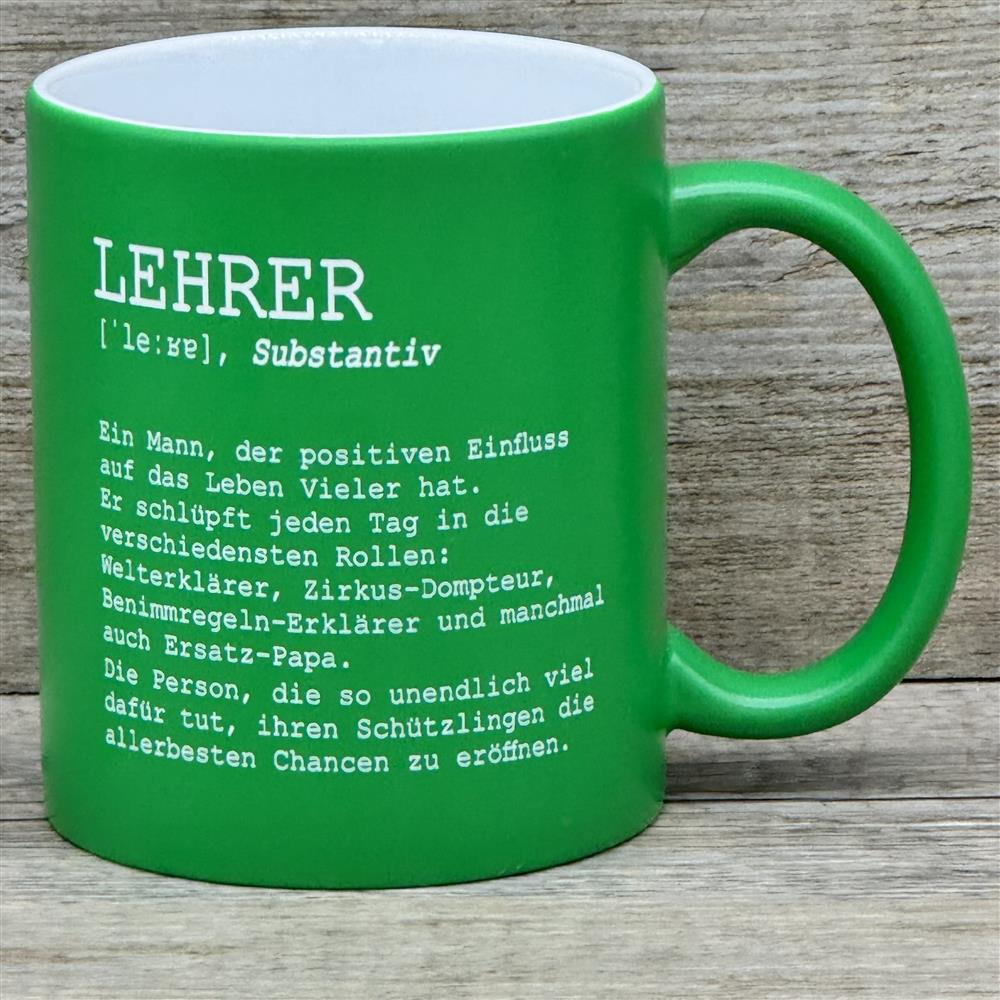 Diese personalisierte Keramik-Tasse „Lehrer/in – Substantiv“ ist eine liebevolle Wertschätzung für Lehrkräfte. Vorderseite mit liebevollem Definitionstext, Rückseite optional mit Wunschnamen personalisierbar. Fassungsvermögen 350 ml, Maße ca. Ø 8,2 × 9,6 cm, farbige Außenseite (orange, rot, blau, grün, pink, schwarz). Perfekt für Kaffee, Tee oder Kakao – ein stilvolles Geschenk für Schuljahresende, Abschied oder als Dankeschön.