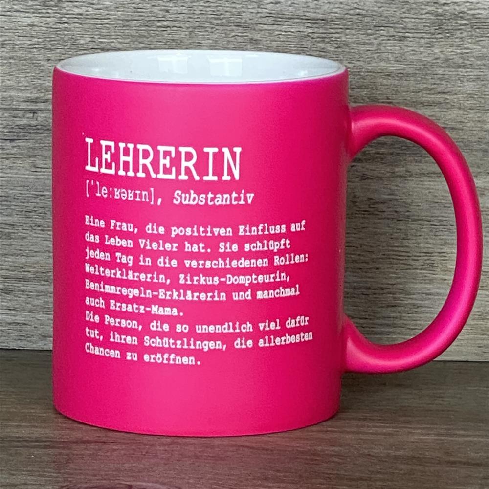 Diese personalisierte Keramik-Tasse „Lehrer/in – Substantiv“ ist eine liebevolle Wertschätzung für Lehrkräfte. Vorderseite mit liebevollem Definitionstext, Rückseite optional mit Wunschnamen personalisierbar. Fassungsvermögen 350 ml, Maße ca. Ø 8,2 × 9,6 cm, farbige Außenseite (orange, rot, blau, grün, pink, schwarz). Perfekt für Kaffee, Tee oder Kakao – ein stilvolles Geschenk für Schuljahresende, Abschied oder als Dankeschön.