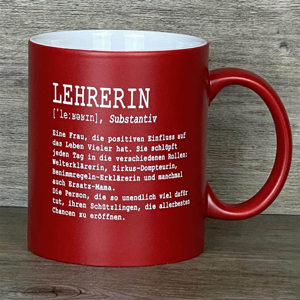 Diese personalisierte Keramik-Tasse „Lehrer/in – Substantiv“ ist eine liebevolle Wertschätzung für Lehrkräfte. Vorderseite mit liebevollem Definitionstext, Rückseite optional mit Wunschnamen personalisierbar. Fassungsvermögen 350 ml, Maße ca. Ø 8,2 × 9,6 cm, farbige Außenseite (orange, rot, blau, grün, pink, schwarz). Perfekt für Kaffee, Tee oder Kakao – ein stilvolles Geschenk für Schuljahresende, Abschied oder als Dankeschön.