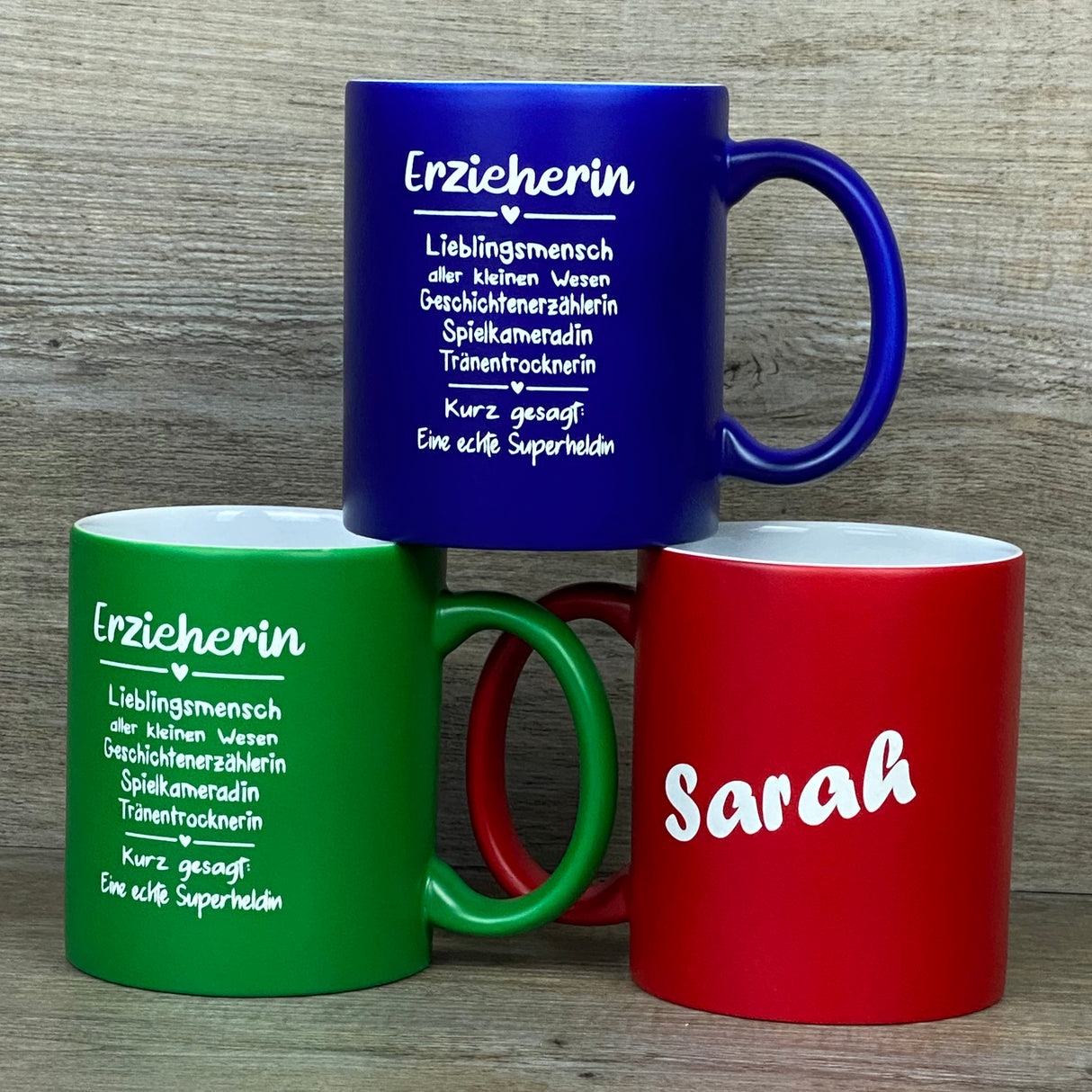 Dieses personalisierte Tassen-Set „Erzieher/in – Superheld/in des Alltags“ ist ein liebevolles Geschenk für pädagogische Fachkräfte. Vorderseite mit Gravur, Rückseite optional mit Name personalisiert. Fassungsvermögen 350 ml, ca. Ø 8,2 × 9,6 cm, farbige Außenseite für fröhlichen Akzent. Ideal als Geschenk zum Abschied, Geburtstag oder einfach als Anerkennung für die tägliche liebevolle Arbeit im Kindergarten.