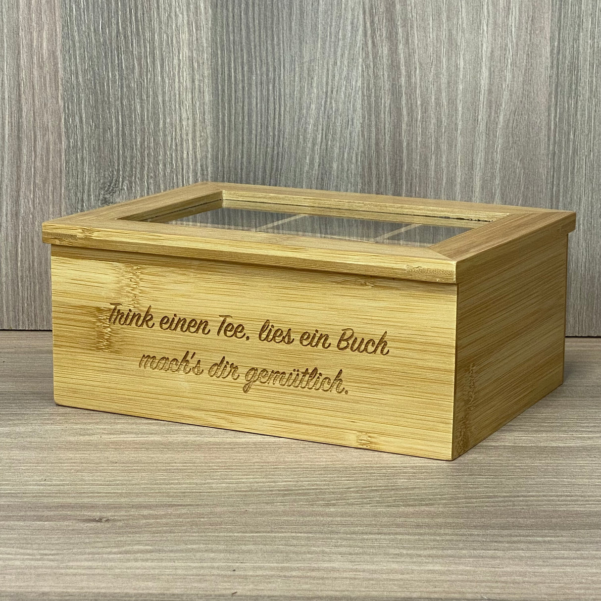 Die personalisierte Teebox aus hochwertigem Bambus ist das perfekte Geschenk für Teeliebhaber – ideal zu Geburtstagen, Muttertag oder Weihnachten. Mit 6 oder 8 Fächern bietet sie Platz für Teebeutel, übersichtlich und aromageschützt. Die Lasergravur mit Wunschname und liebevoller Botschaft macht jede Box zu einem einzigartigen Unikat. Praktisch, stilvoll und individuell – für kleine Auszeiten voller Genuss.