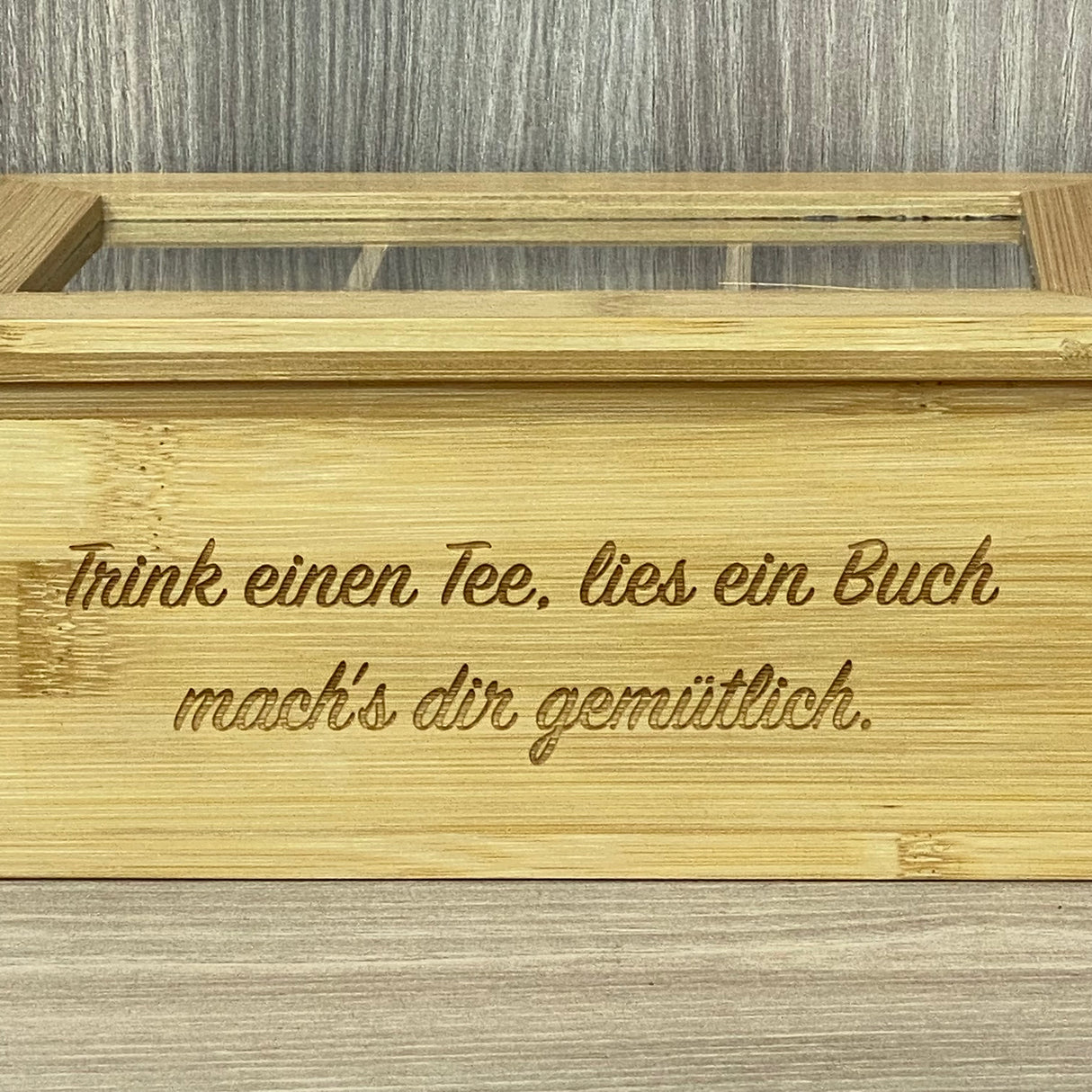 Die personalisierte Teebox aus Bambus ist auch ein schönes Geschenk für Kollegen, Mitarbeiter oder Teefans in der Familie. Mit 6 oder 8 Fächern, klappbarem Deckel und optionaler Wunschgravur bietet sie Stil und Individualität. Perfekt für Geburtstage, Ostern oder kleine Dankeschön-Geschenke. Hochwertig, funktional und persönlich – für aromatischen Teegenuss und eine kleine Auszeit zwischendurch.