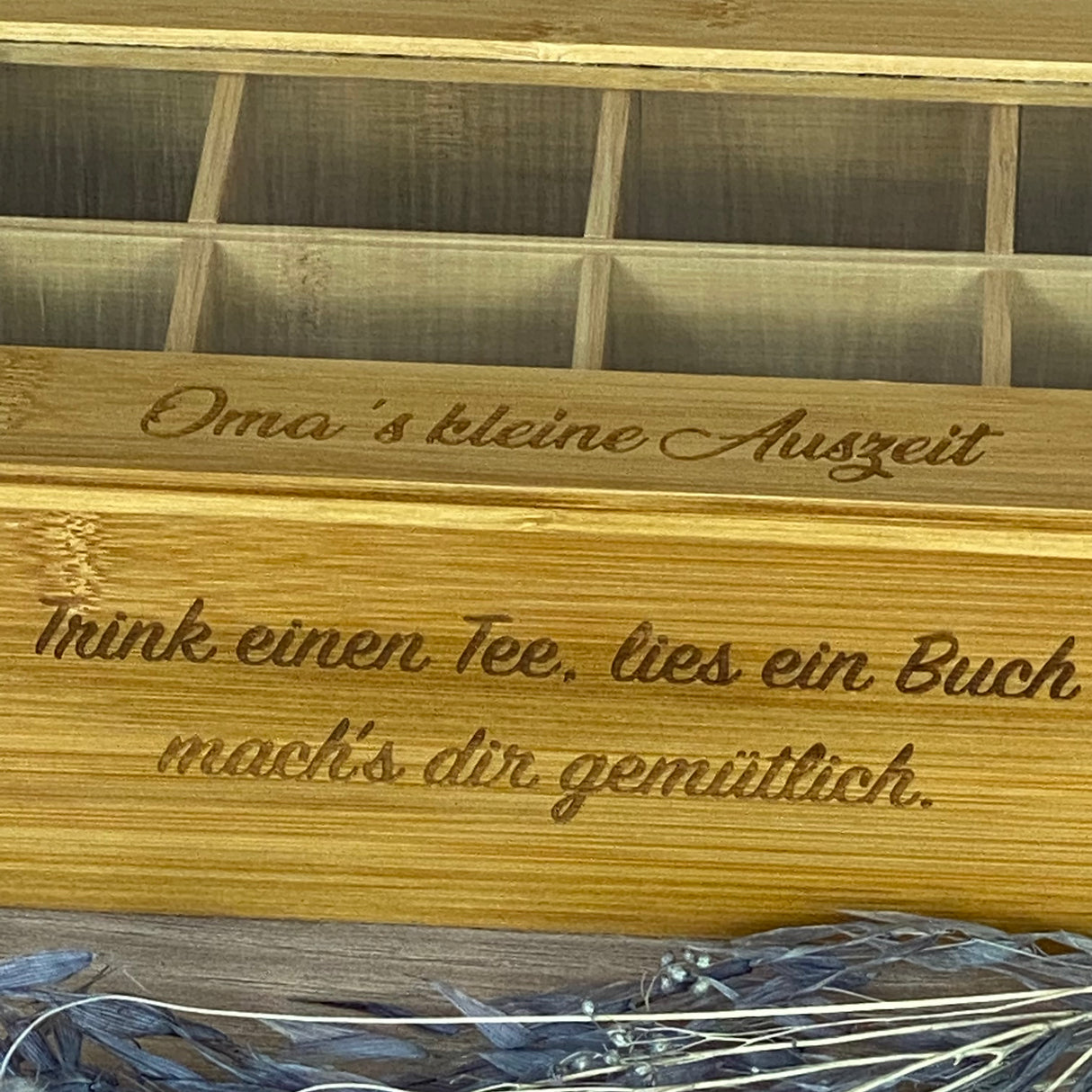 Die personalisierte Teebox aus Bambus ist auch ein schönes Geschenk für Kollegen, Mitarbeiter oder Teefans in der Familie. Mit 6 oder 8 Fächern, klappbarem Deckel und optionaler Wunschgravur bietet sie Stil und Individualität. Perfekt für Geburtstage, Ostern oder kleine Dankeschön-Geschenke. Hochwertig, funktional und persönlich – für aromatischen Teegenuss und eine kleine Auszeit zwischendurch.