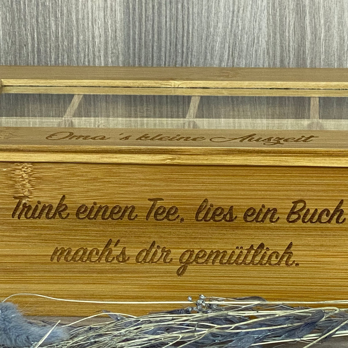 Die personalisierte Teebox aus Bambus ist auch ein schönes Geschenk für Kollegen, Mitarbeiter oder Teefans in der Familie. Mit 6 oder 8 Fächern, klappbarem Deckel und optionaler Wunschgravur bietet sie Stil und Individualität. Perfekt für Geburtstage, Ostern oder kleine Dankeschön-Geschenke. Hochwertig, funktional und persönlich – für aromatischen Teegenuss und eine kleine Auszeit zwischendurch.