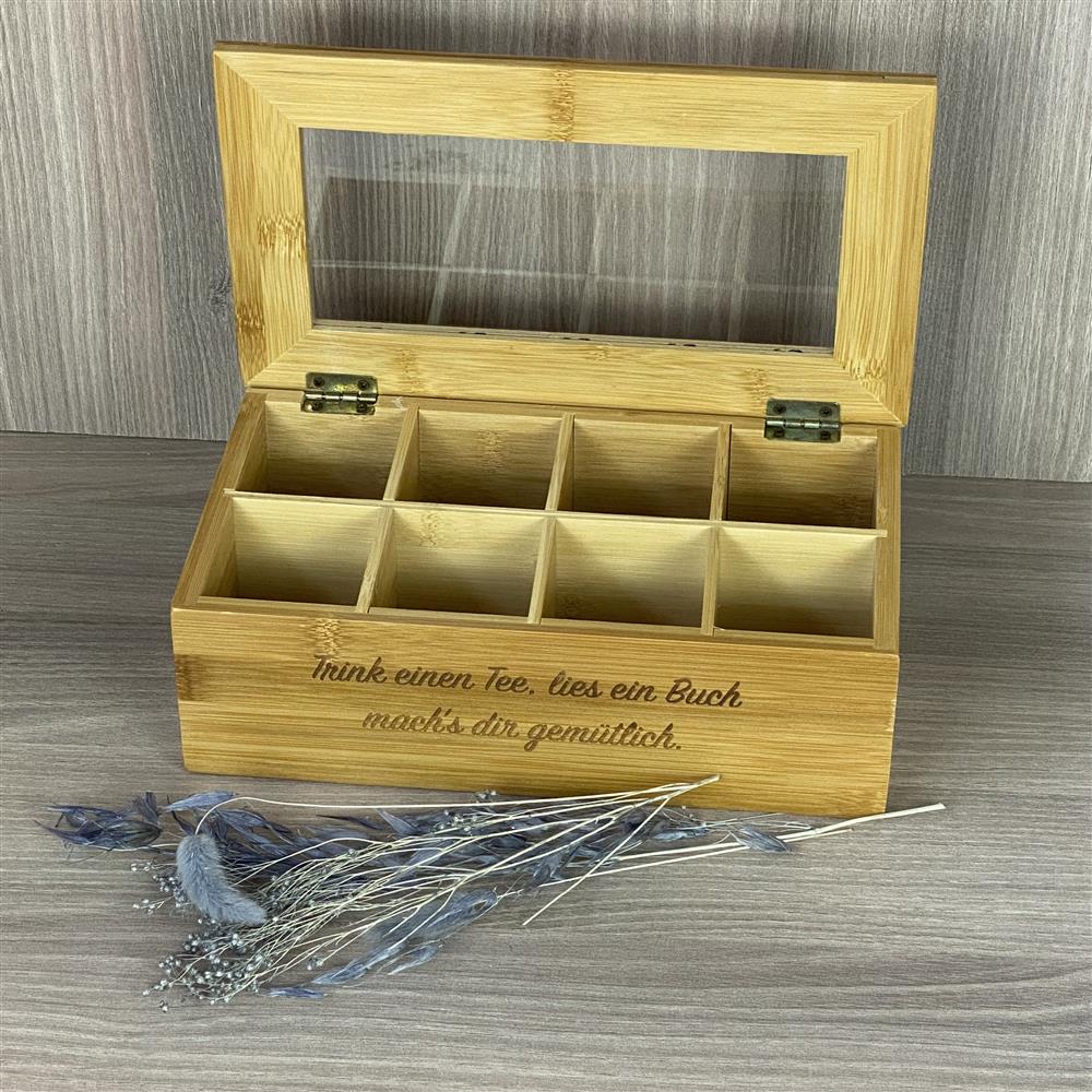 Diese elegante Bambus-Teebox eignet sich hervorragend als Geschenk für Freundinnen, Mama oder Oma – perfekt zu Ostern, Geburtstag oder besonderen Anlässen. Mit 6 oder 8 Fächern und persönlicher Lasergravur auf Deckel und Vorderseite wird sie zum liebevollen Unikat. Stilvoll, praktisch und dekorativ zugleich. Ein hochwertiges Präsent, das Tee und Entspannung auf besondere Weise verbindet.