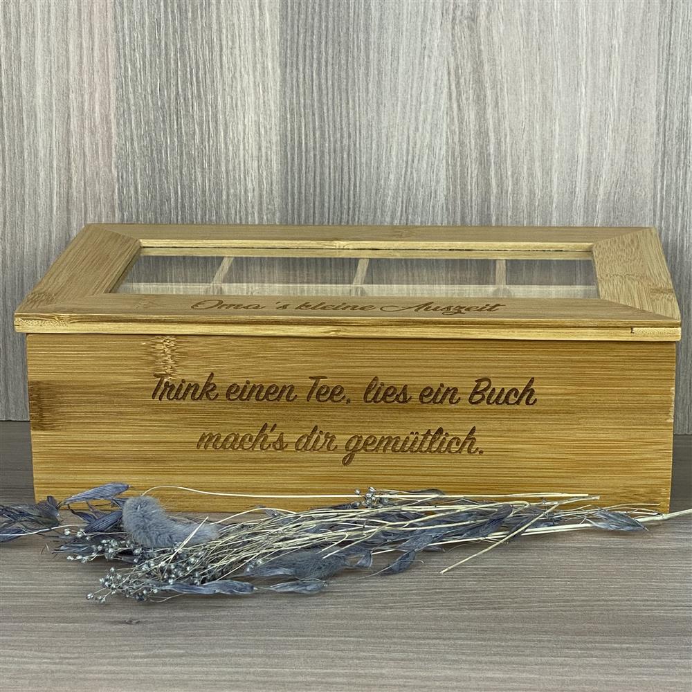 Diese elegante Bambus-Teebox eignet sich hervorragend als Geschenk für Freundinnen, Mama oder Oma – perfekt zu Ostern, Geburtstag oder besonderen Anlässen. Mit 6 oder 8 Fächern und persönlicher Lasergravur auf Deckel und Vorderseite wird sie zum liebevollen Unikat. Stilvoll, praktisch und dekorativ zugleich. Ein hochwertiges Präsent, das Tee und Entspannung auf besondere Weise verbindet.