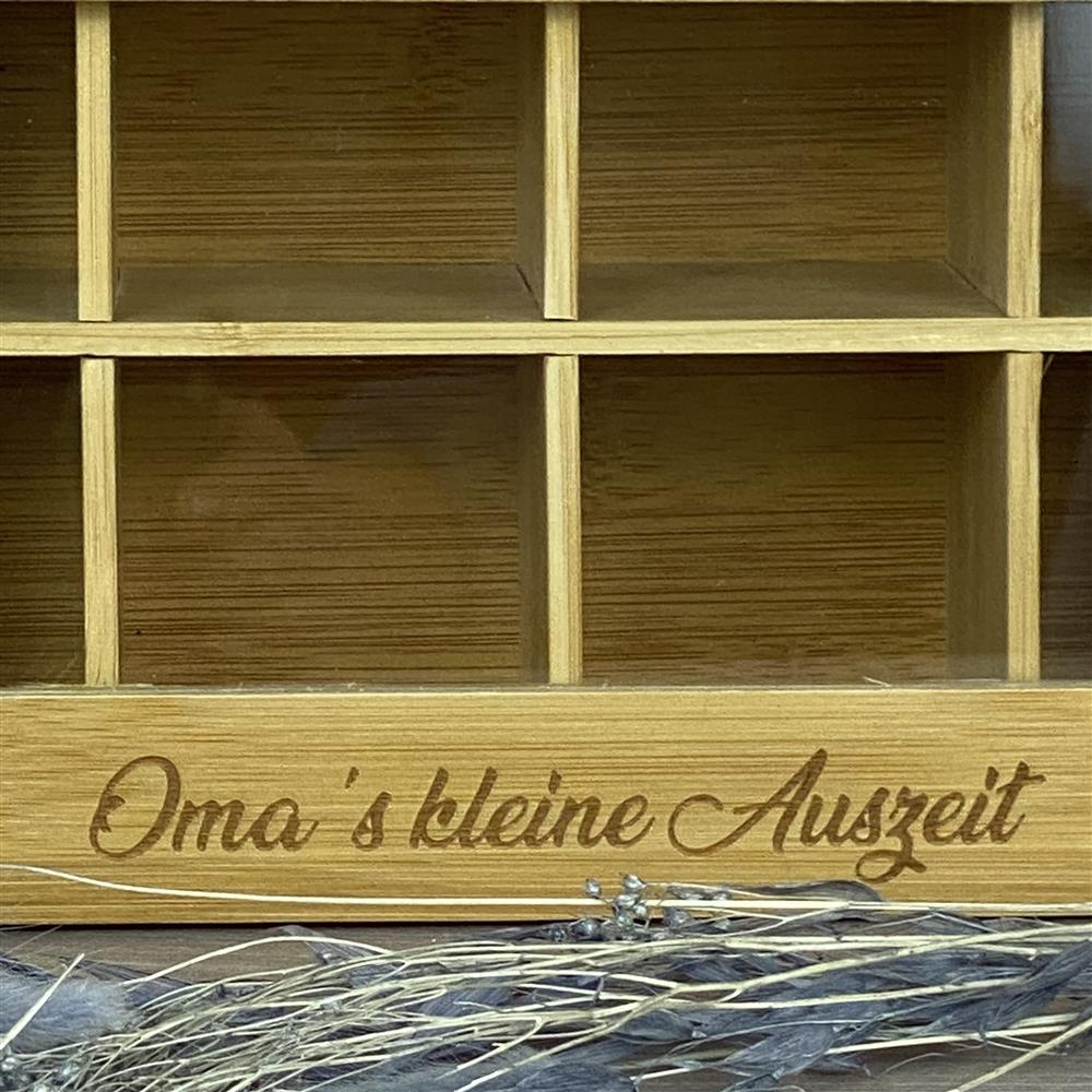 Die personalisierte Teebox aus hochwertigem Bambus ist das perfekte Geschenk für Teeliebhaber – ideal zu Geburtstagen, Muttertag oder Weihnachten. Mit 6 oder 8 Fächern bietet sie Platz für Teebeutel, übersichtlich und aromageschützt. Die Lasergravur mit Wunschname und liebevoller Botschaft macht jede Box zu einem einzigartigen Unikat. Praktisch, stilvoll und individuell – für kleine Auszeiten voller Genuss.