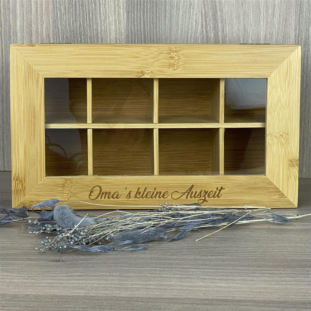 Die personalisierte Teebox aus hochwertigem Bambus ist das perfekte Geschenk für Teeliebhaber – ideal zu Geburtstagen, Muttertag oder Weihnachten. Mit 6 oder 8 Fächern bietet sie Platz für Teebeutel, übersichtlich und aromageschützt. Die Lasergravur mit Wunschname und liebevoller Botschaft macht jede Box zu einem einzigartigen Unikat. Praktisch, stilvoll und individuell – für kleine Auszeiten voller Genuss.