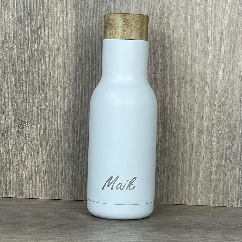 Diese hochwertige Trinkflasche aus doppelwandigem, rostfreiem Stahl hält Getränke länger warm oder kalt und ist ein praktisches Geschenk für Familie, Freunde oder Sportbegeisterte. Mit Anti-Rutschboden für sicheren Stand, Volumen 340 ml und personalisierbarer Gravur mit Wunschnamen. Stilvoll, robust und alltagstauglich – perfekt für Schule, Büro oder unterwegs.