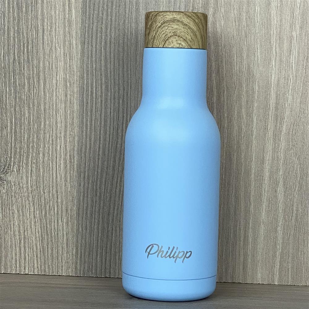 Diese hochwertige Trinkflasche aus doppelwandigem, rostfreiem Stahl hält Getränke länger warm oder kalt und ist ein praktisches Geschenk für Familie, Freunde oder Sportbegeisterte. Mit Anti-Rutschboden für sicheren Stand, Volumen 340 ml und personalisierbarer Gravur mit Wunschnamen. Stilvoll, robust und alltagstauglich – perfekt für Schule, Büro oder unterwegs.