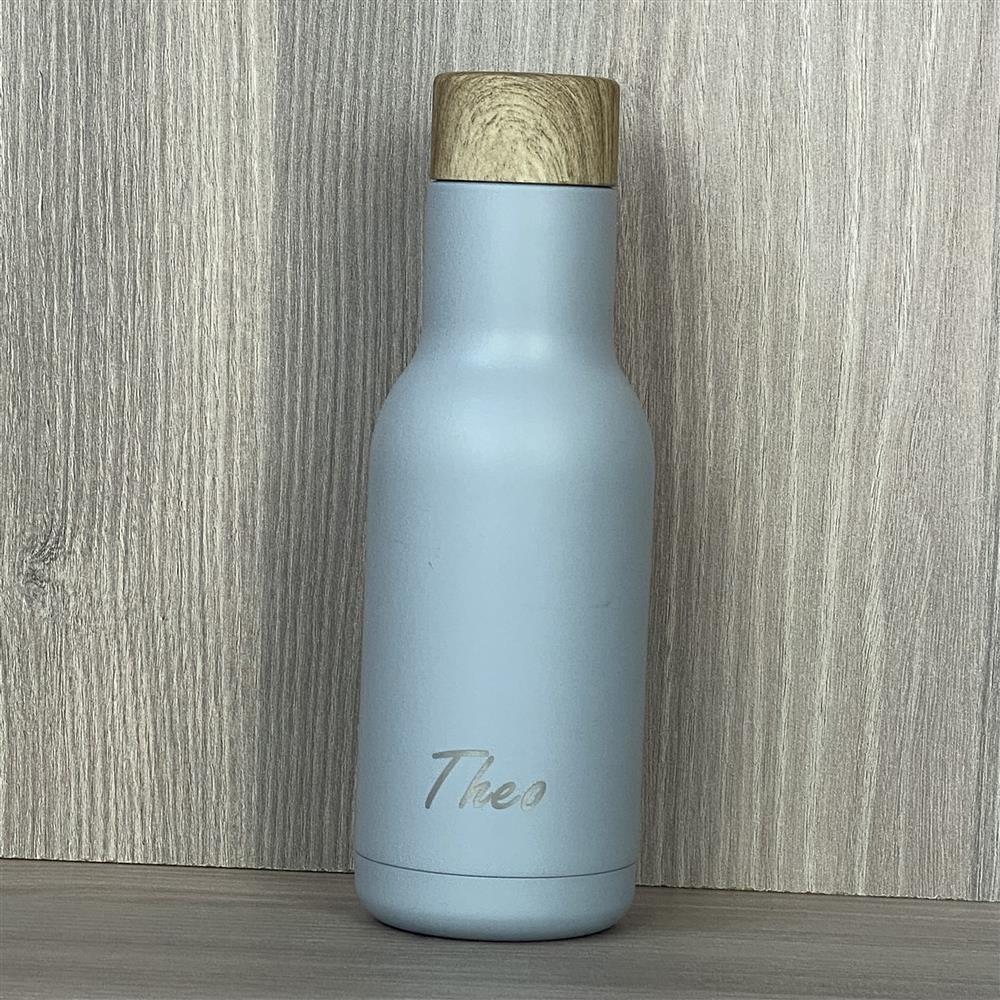 Diese hochwertige Trinkflasche aus doppelwandigem, rostfreiem Stahl hält Getränke länger warm oder kalt und ist ein praktisches Geschenk für Familie, Freunde oder Sportbegeisterte. Mit Anti-Rutschboden für sicheren Stand, Volumen 340 ml und personalisierbarer Gravur mit Wunschnamen. Stilvoll, robust und alltagstauglich – perfekt für Schule, Büro oder unterwegs.