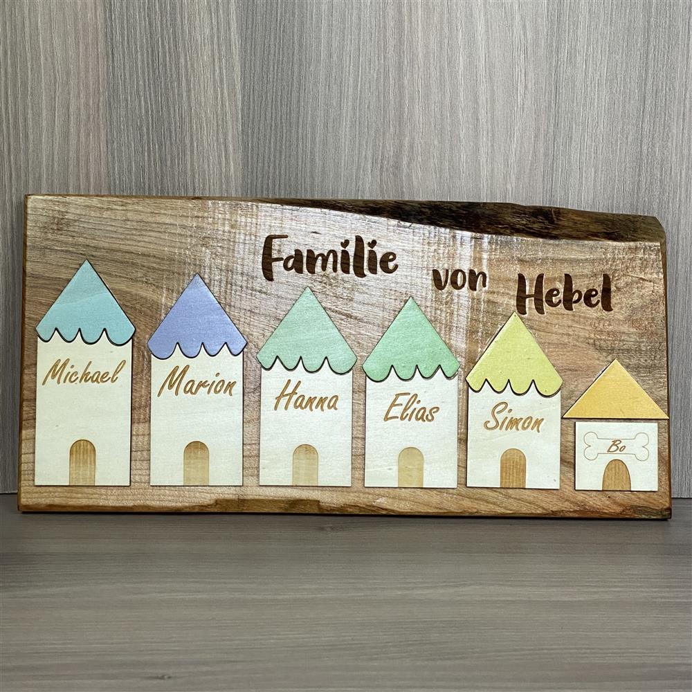 Personalisierbares Türschild aus Holz mit liebevoll gestalteten Familienhäusern.
Jedes Haus kann mit dem Namen eines Familienmitglieds versehen werden, optional inklusive Hundehütte.
Hochwertige Pappelholz-Häuser auf einem edlen Massivholzbrett mit Familiennamen.
Maße: ca. 40 x 17 cm – ideal für den Eingangsbereich oder geschützten Außenbereich.
Ein einzigartiges Geschenk zur Einweihung oder für jedes Familienheim.