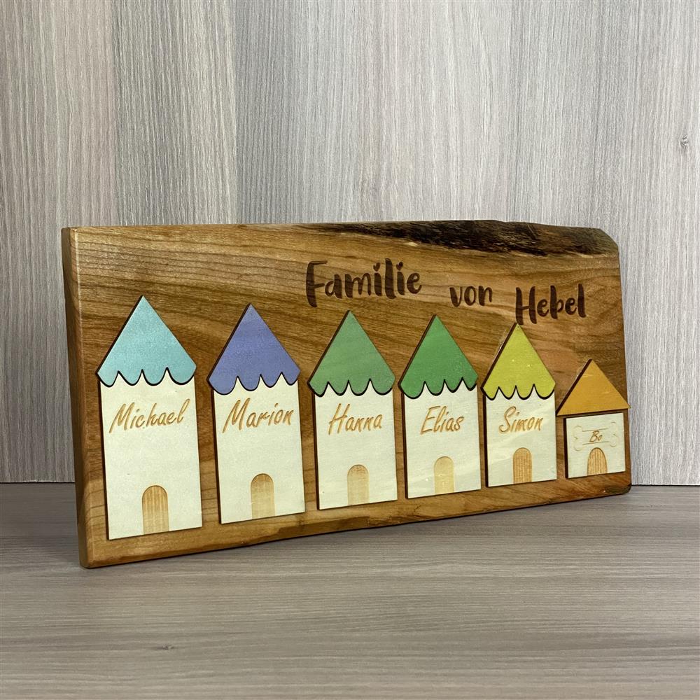 Personalisierbares Türschild aus Holz mit liebevoll gestalteten Familienhäusern.
Jedes Haus kann mit dem Namen eines Familienmitglieds versehen werden, optional inklusive Hundehütte.
Hochwertige Pappelholz-Häuser auf einem edlen Massivholzbrett mit Familiennamen.
Maße: ca. 40 x 17 cm – ideal für den Eingangsbereich oder geschützten Außenbereich.
Ein einzigartiges Geschenk zur Einweihung oder für jedes Familienheim.