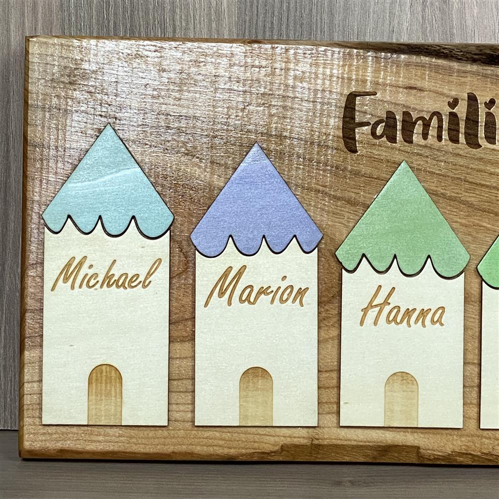 Türschild aus Holz „Familienhäuser“ – personalisierbar mit bis zu 6 Namen.
Farbenfrohe Häuser auf natürlichem Holzbrett sorgen für liebevolles Wohnambiente.
Optional kann eine Hundehütte für den Vierbeiner integriert werden.
Maße ca. 40 x 17 cm, wettergeschützt im geschützten Outdoor-Bereich aufstellbar.
Perfektes Geschenk zur Einweihung oder als individuelles Familiendekor.