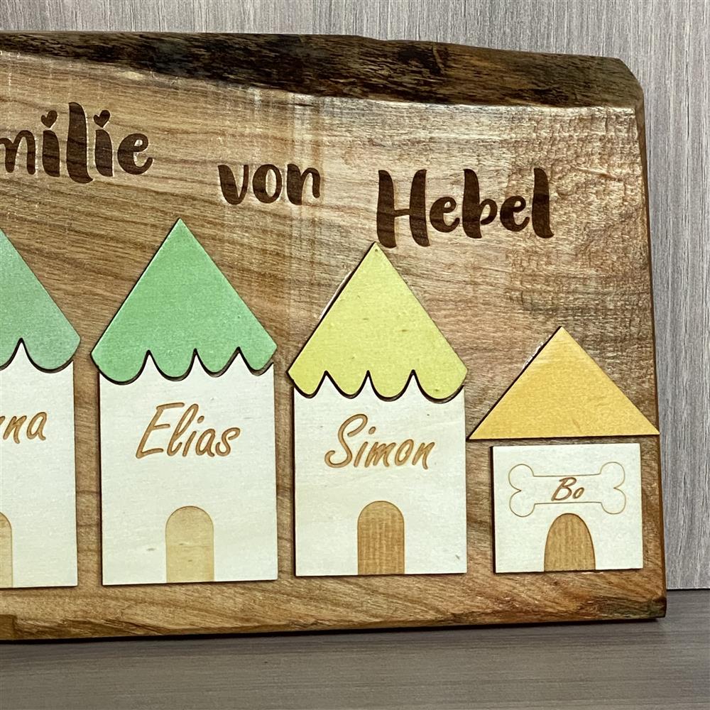 Dieses personalisierte Türschild eignet sich auch als stilvolles Geschenk für Firmenkunden, Kollegen oder Partner, die ihr Zuhause individuell dekorieren möchten. Bis zu 6 Namen, optional Hundehütte, detailreiche Pappelholz-Häuser auf edlem Holzbrett. Ein hochwertiges, individuelles Deko-Element, das Persönlichkeit, Wärme und Stil vereint – perfekt für drinnen oder geschützten Outdoor-Bereich.