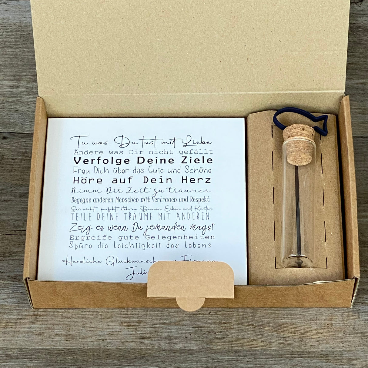 Dieses liebevoll gestaltete Firmungsset vereint Symbolkraft und Stil. Enthalten sind ein handgefertigter Wooden Block Art mit positiven Lebensweisheiten, personalisierbar mit Wunschnamen, sowie ein dekoratives Reagenzglas mit Korken und Fischanhänger für Geldgeschenke oder Gutscheine. Die hochwertige Geschenkbox mit christlichen Motiven macht das Set direkt verschenkfertig und zu einem besonderen Erinnerungsgeschenk für Jungen und Mädchen.