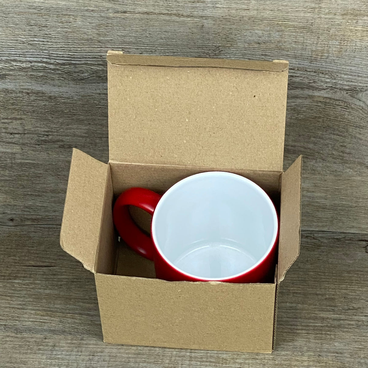 Dieses personalisierte Tassen-Set „Erzieher/in – Superheld/in des Alltags“ ist ein liebevolles Geschenk für pädagogische Fachkräfte. Vorderseite mit Gravur, Rückseite optional mit Name personalisiert. Fassungsvermögen 350 ml, ca. Ø 8,2 × 9,6 cm, farbige Außenseite für fröhlichen Akzent. Ideal als Geschenk zum Abschied, Geburtstag oder einfach als Anerkennung für die tägliche liebevolle Arbeit im Kindergarten.