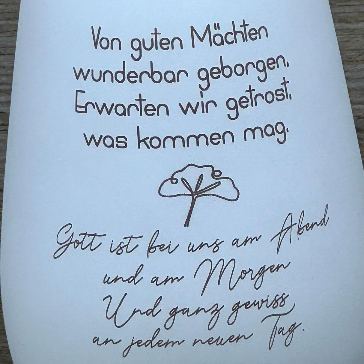 Personalisierbares Deko Light „Von guten Mächten“ – symbolisches Geschenk für Menschen in Trauer.
Windlicht mit liebevoller Lasergravur, das Hoffnung und Trost vermittelt.
Perfekt als Trauergeschenk, Erinnerungsgeschenk oder Beileidspräsent.
Verleiht jedem Raum eine beruhigende Atmosphäre und zeigt Anteilnahme und Mitgefühl.
Mit individueller Personalisierung wird das Windlicht zu einem besonderen, persönlichen Andenken.