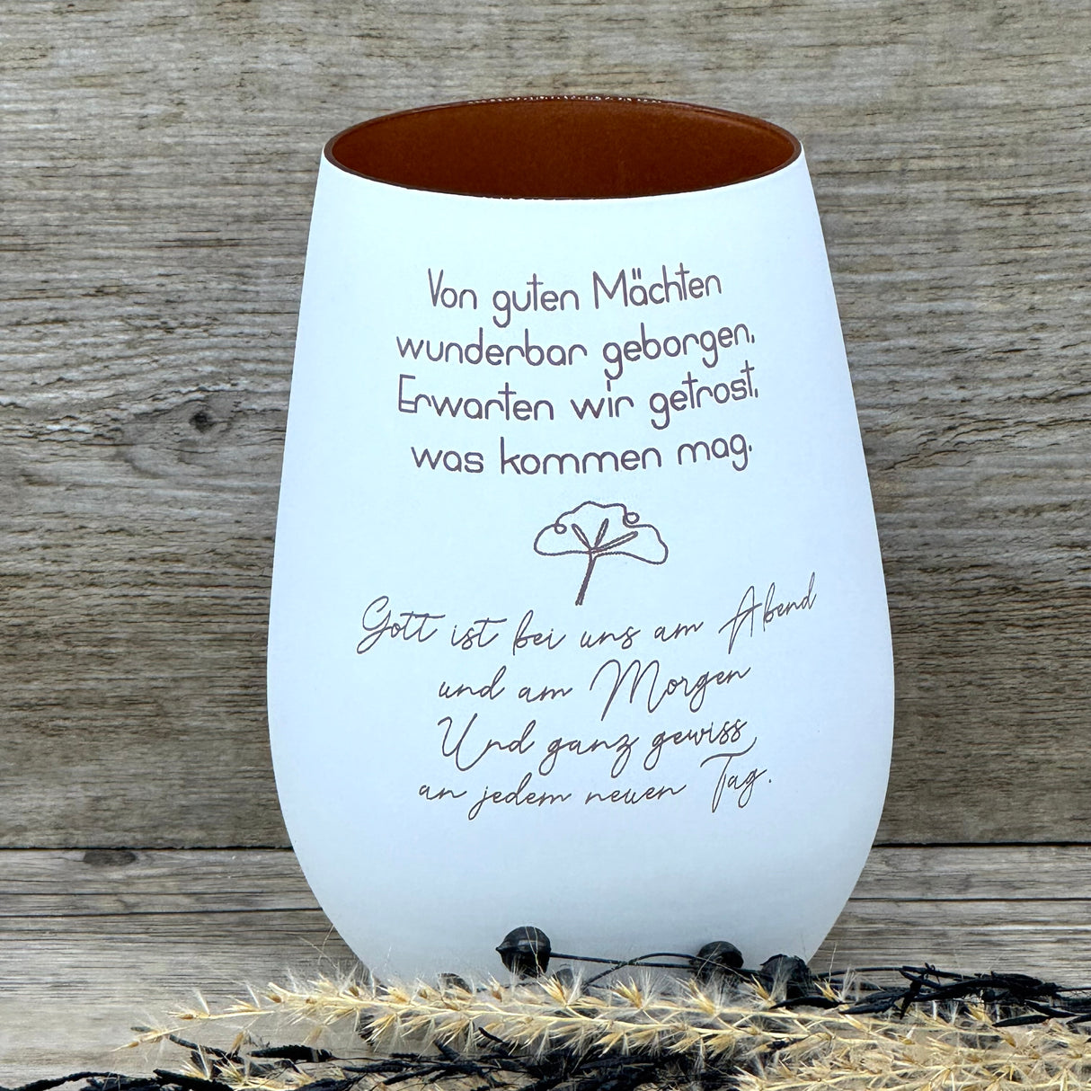 Deko Light „Von guten Mächten“ – ein Trostspender und liebevolles Geschenk für Trauernde.
Windlicht mit inspirierendem Spruch, das Geborgenheit, Hoffnung und Zuversicht schenkt.
Ideal als Geschenk bei Verlust, Trauer oder als einfühlsame Aufmerksamkeit für Freunde und Familie.
Dekoratives Lichtobjekt, das Wärme, Ruhe und positive Energie in jedes Zuhause bringt.
Personalisierbar mit Namen, Daten oder Koordinaten – einzigartig, individuell und tröstlich.