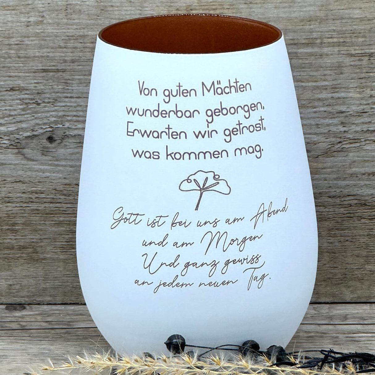 Deko Light „Von guten Mächten“ – emotionales Windlicht für Trauer und Trost.
Schenkt Licht, Hoffnung und Geborgenheit für Menschen, die einen Verlust erlebt haben.
Ideal als Geschenk zu Trauer, Gedenkanlässen oder als persönliche Aufmerksamkeit.
Dekoratives Windlicht für Zuhause, das Ruhe, Wärme und positive Energie spendet.
Personalisierbar mit Namen, Daten oder Koordinaten – individuell, einzigartig und liebevoll.