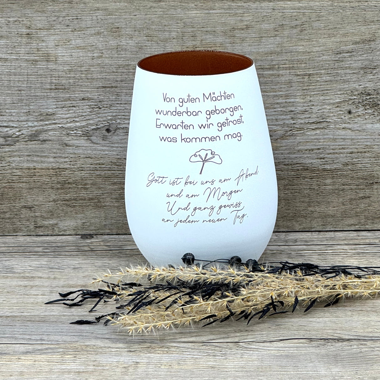 Deko Light „Von guten Mächten“ – emotionales Windlicht für Trauer und Trost.
Schenkt Licht, Hoffnung und Geborgenheit für Menschen, die einen Verlust erlebt haben.
Ideal als Geschenk zu Trauer, Gedenkanlässen oder als persönliche Aufmerksamkeit.
Dekoratives Windlicht für Zuhause, das Ruhe, Wärme und positive Energie spendet.
Personalisierbar mit Namen, Daten oder Koordinaten – individuell, einzigartig und liebevoll.