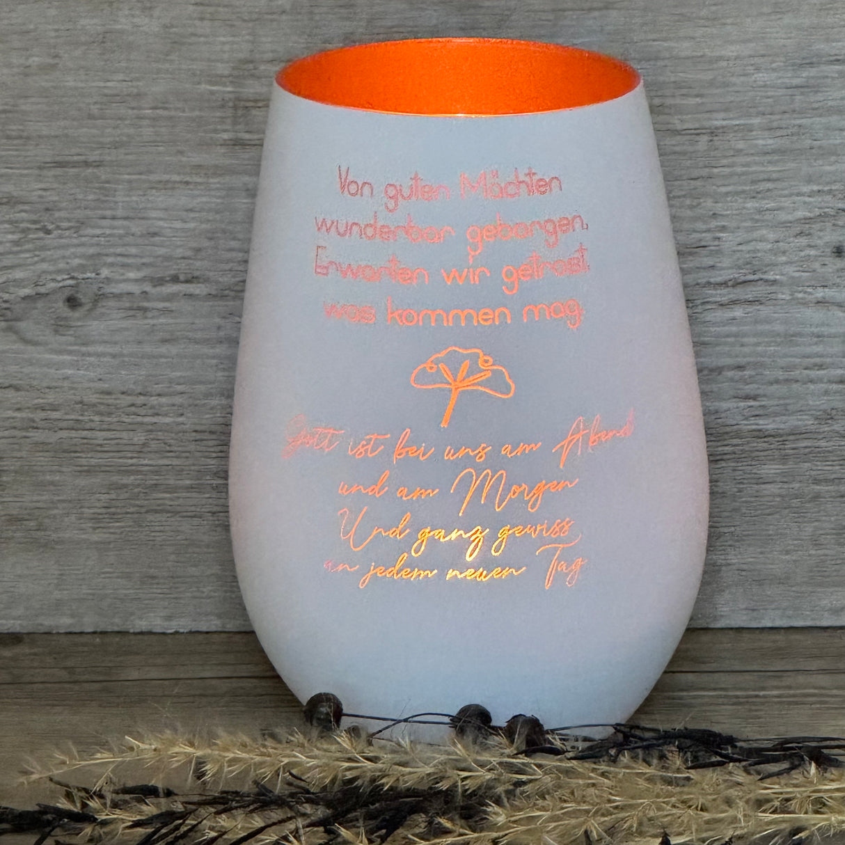 Deko Light „Von guten Mächten“ – emotionales Windlicht für Trauer und Trost.
Schenkt Licht, Hoffnung und Geborgenheit für Menschen, die einen Verlust erlebt haben.
Ideal als Geschenk zu Trauer, Gedenkanlässen oder als persönliche Aufmerksamkeit.
Dekoratives Windlicht für Zuhause, das Ruhe, Wärme und positive Energie spendet.
Personalisierbar mit Namen, Daten oder Koordinaten – individuell, einzigartig und liebevoll.