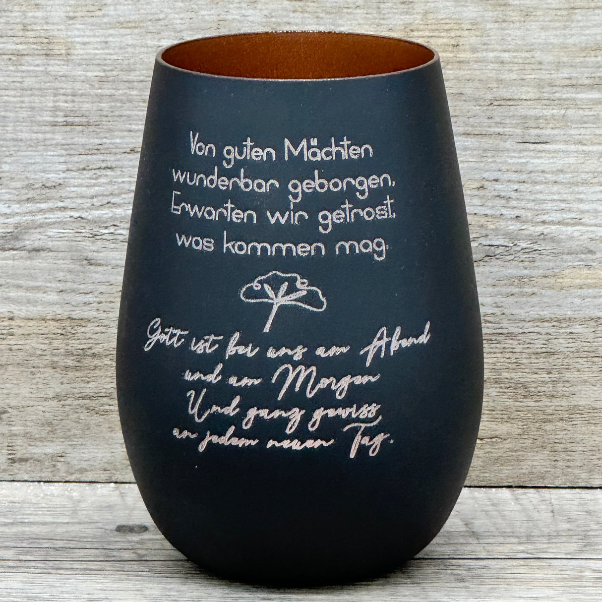 Deko Light „Von guten Mächten“ – ein Trostspender und liebevolles Geschenk für Trauernde.
Windlicht mit inspirierendem Spruch, das Geborgenheit, Hoffnung und Zuversicht schenkt.
Ideal als Geschenk bei Verlust, Trauer oder als einfühlsame Aufmerksamkeit für Freunde und Familie.
Dekoratives Lichtobjekt, das Wärme, Ruhe und positive Energie in jedes Zuhause bringt.
Personalisierbar mit Namen, Daten oder Koordinaten – einzigartig, individuell und tröstlich.
