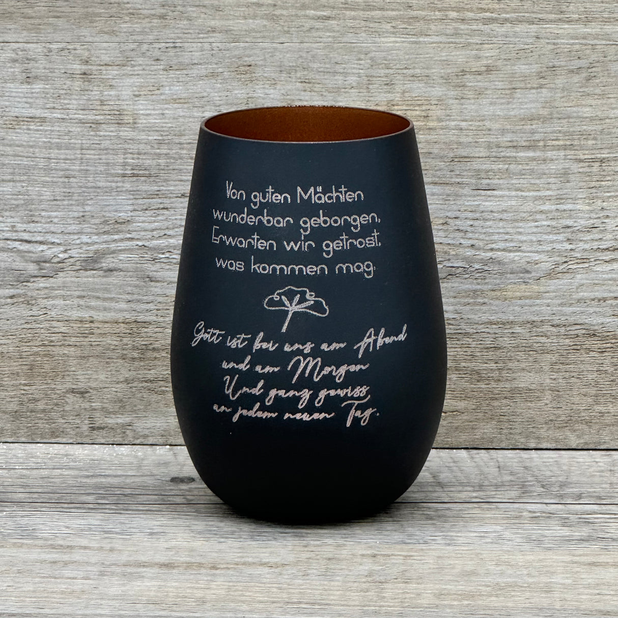 Personalisierbares Deko Light „Von guten Mächten“ – symbolisches Geschenk für Menschen in Trauer.
Windlicht mit liebevoller Lasergravur, das Hoffnung und Trost vermittelt.
Perfekt als Trauergeschenk, Erinnerungsgeschenk oder Beileidspräsent.
Verleiht jedem Raum eine beruhigende Atmosphäre und zeigt Anteilnahme und Mitgefühl.
Mit individueller Personalisierung wird das Windlicht zu einem besonderen, persönlichen Andenken.