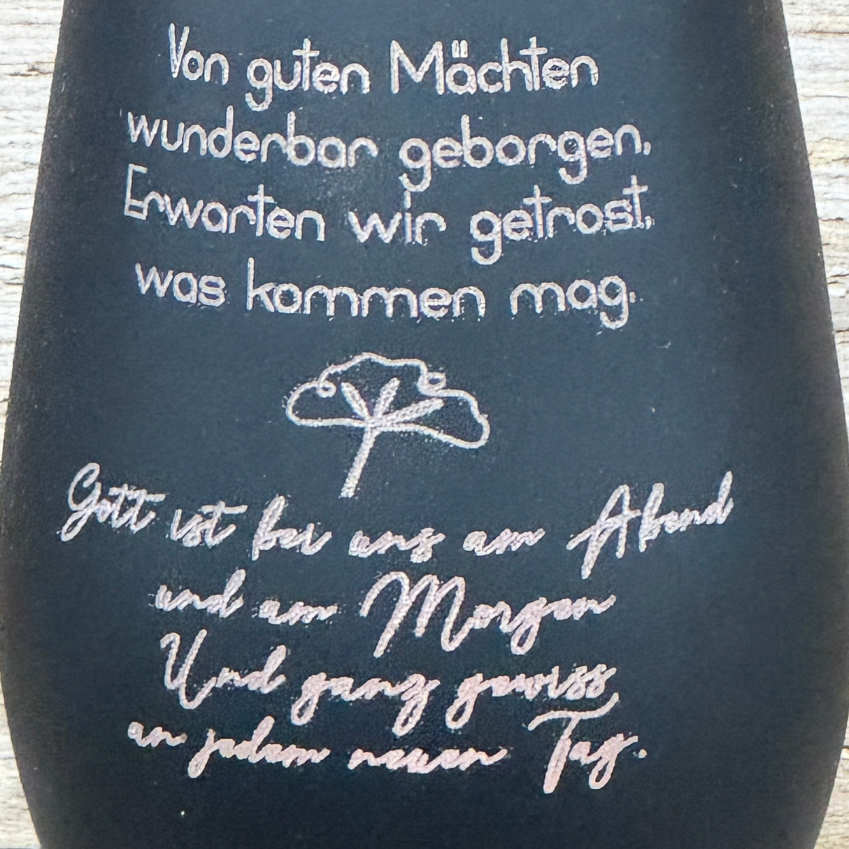 Deko Light „Von guten Mächten“ – ein Trostspender und liebevolles Geschenk für Trauernde.
Windlicht mit inspirierendem Spruch, das Geborgenheit, Hoffnung und Zuversicht schenkt.
Ideal als Geschenk bei Verlust, Trauer oder als einfühlsame Aufmerksamkeit für Freunde und Familie.
Dekoratives Lichtobjekt, das Wärme, Ruhe und positive Energie in jedes Zuhause bringt.
Personalisierbar mit Namen, Daten oder Koordinaten – einzigartig, individuell und tröstlich.
