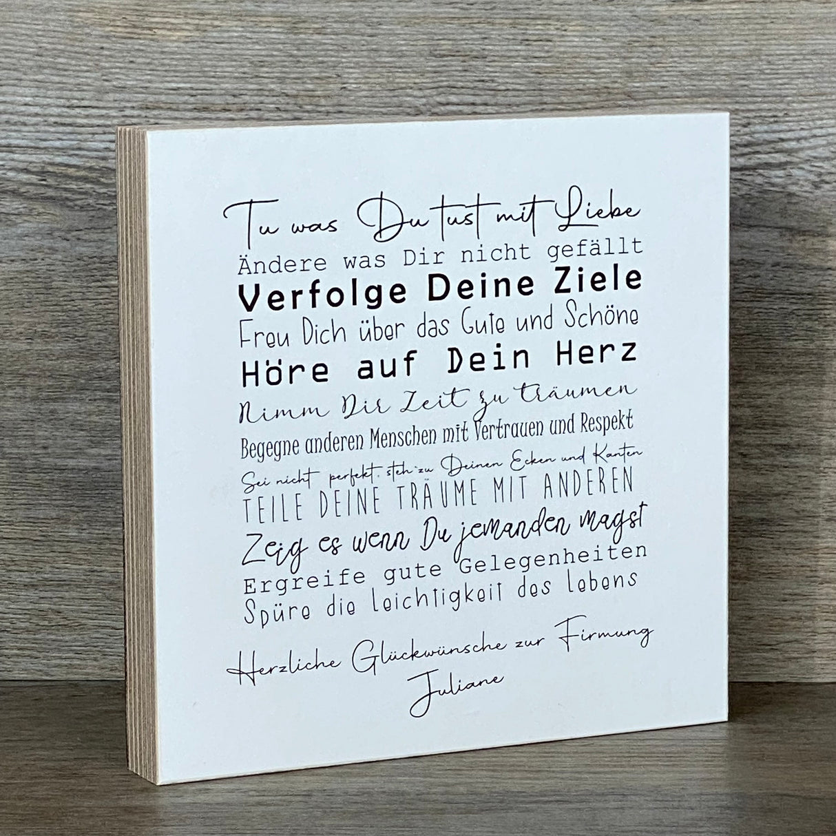 Dieses Geschenkset zur Firmung ist ein besonderes Präsent voller guter Wünsche und inspirierender Botschaften. Es enthält einen handgefertigten Wooden Block Art mit motivierenden Sprüchen wie „Tue was Du tust mit Liebe“ und „Spüre die Leichtigkeit des Lebens“, personalisierbar mit deinem Wunschnamen. Dazu gehört ein dekoratives Reagenzglas mit Korken und Deko-Fisch, ideal für Geldgeschenke oder Gutscheine. Alles ist geschmackvoll verpackt in einer hochwertigen Geschenkbox mit christlichen Motiven.
