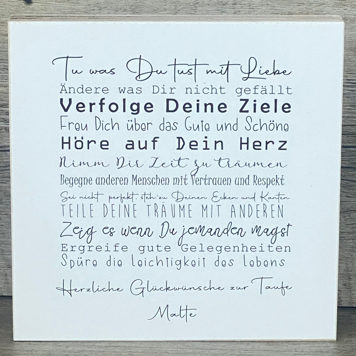 Dieses Taufgeschenk verbindet Persönlichkeit, Symbolkraft und Handwerkskunst. Das Set enthält einen Wooden Block Art „Taufe“ (15 x 15 x 2,2 cm) mit motivierendem Text und Platz für den Wunschnamen. Zusätzlich ein dekoratives Reagenzglas mit Korken & Deko-Fisch (10 x 2,5 cm), perfekt für Geld oder Gutscheine. Die hochwertige Geschenkbox mit christlichen Motiven kann zwischen Fisch oder Kreuz gewählt werden. Ideal für Jungen und Mädchen, nachhaltig und liebevoll gefertigt.