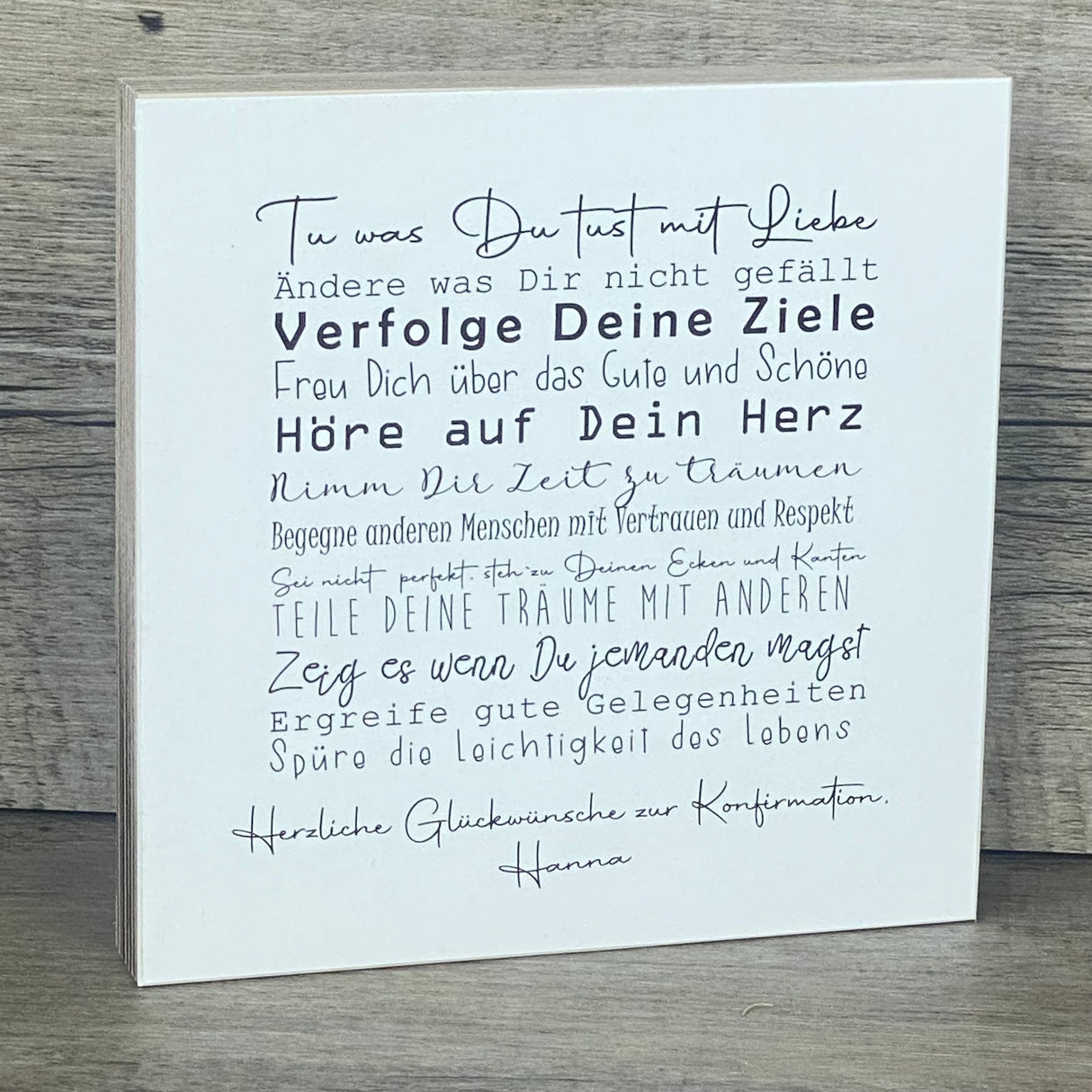 Dieses liebevoll gestaltete Geschenkset zur Konfirmation enthält einen dekorativen Wooden Block Art mit inspirierenden Lebensweisheiten. Auf Wunsch personalisierbar mit Namen, begleitet der Holzblock (15 x 15 x 2,2 cm) den Konfirmanden täglich mit motivierenden Botschaften. Ergänzt wird das Set durch ein Reagenzglas mit Korken und Fisch-Deko, ideal für Geldgeschenke oder Gutscheine. Verpackt in einer hochwertigen Geschenkbox mit christlichen Motiven, entsteht ein individuelles, nachhaltiges und unvergesslic