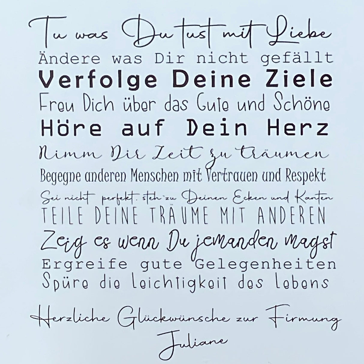 Verschenke zur Firmung ein stilvolles Set aus einem personalisierbaren Wooden Block Art und einem dekorativen Reagenzglas. Der Holzblock trägt inspirierende Botschaften wie „Verfolge Deine Ziele“ oder „Begegne anderen mit Vertrauen“ und kann mit Namen versehen werden. Das Reagenzglas mit Korken und Deko-Fisch bietet Platz für Geldgeschenke oder Gutscheine. Das Set kommt in einer liebevoll gestalteten Geschenkbox, wahlweise mit Fisch- oder Kreuzmotiv.
