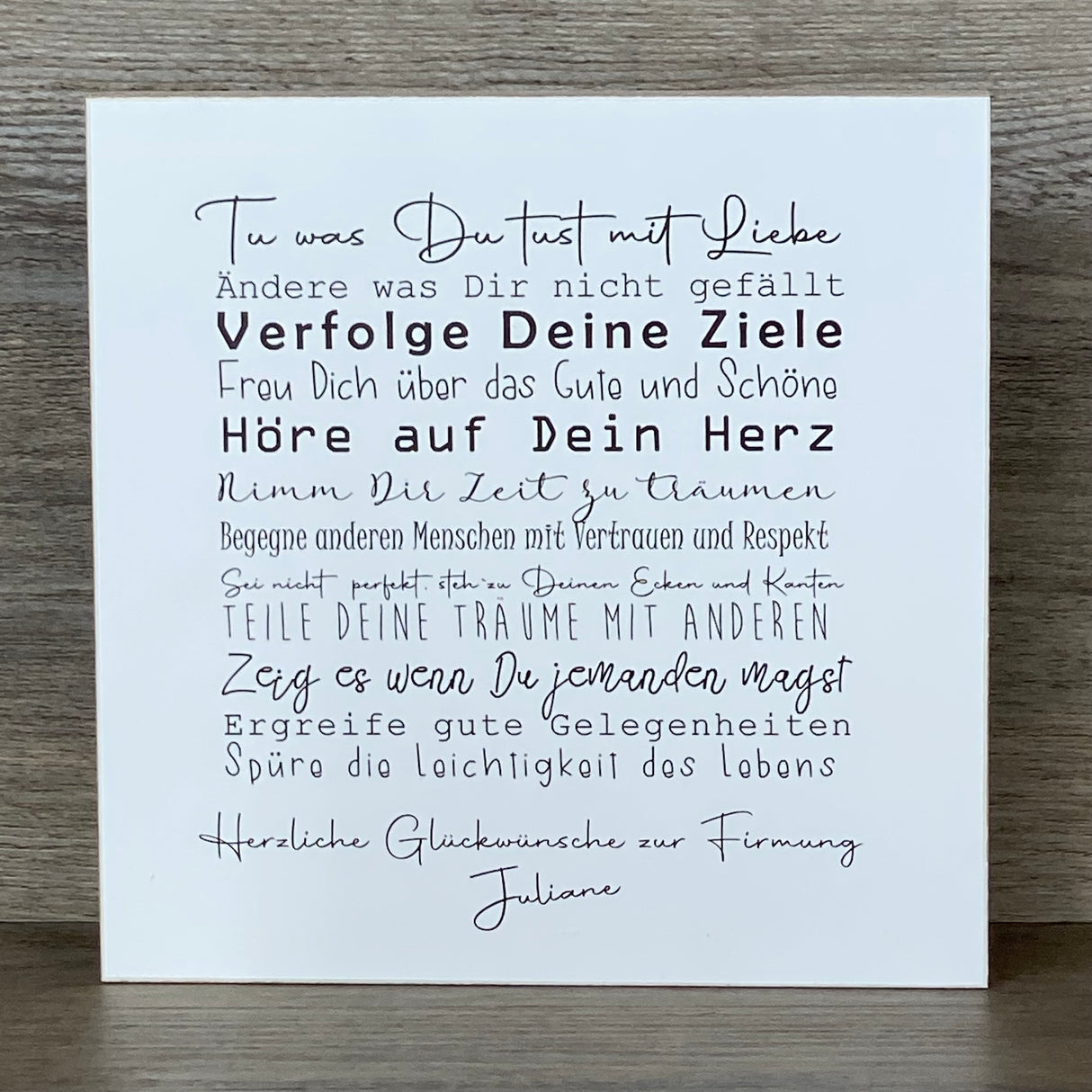 Verschenke zur Firmung ein stilvolles Set aus einem personalisierbaren Wooden Block Art und einem dekorativen Reagenzglas. Der Holzblock trägt inspirierende Botschaften wie „Verfolge Deine Ziele“ oder „Begegne anderen mit Vertrauen“ und kann mit Namen versehen werden. Das Reagenzglas mit Korken und Deko-Fisch bietet Platz für Geldgeschenke oder Gutscheine. Das Set kommt in einer liebevoll gestalteten Geschenkbox, wahlweise mit Fisch- oder Kreuzmotiv.