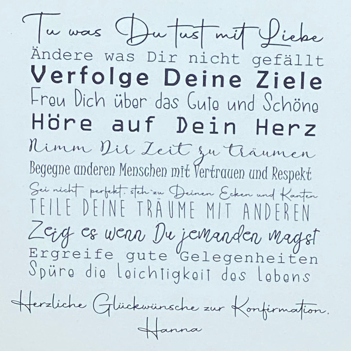 Dieses liebevoll gestaltete Geschenkset zur Konfirmation enthält einen dekorativen Wooden Block Art mit inspirierenden Lebensweisheiten. Auf Wunsch personalisierbar mit Namen, begleitet der Holzblock (15 x 15 x 2,2 cm) den Konfirmanden täglich mit motivierenden Botschaften. Ergänzt wird das Set durch ein Reagenzglas mit Korken und Fisch-Deko, ideal für Geldgeschenke oder Gutscheine. Verpackt in einer hochwertigen Geschenkbox mit christlichen Motiven, entsteht ein individuelles, nachhaltiges und unvergesslic