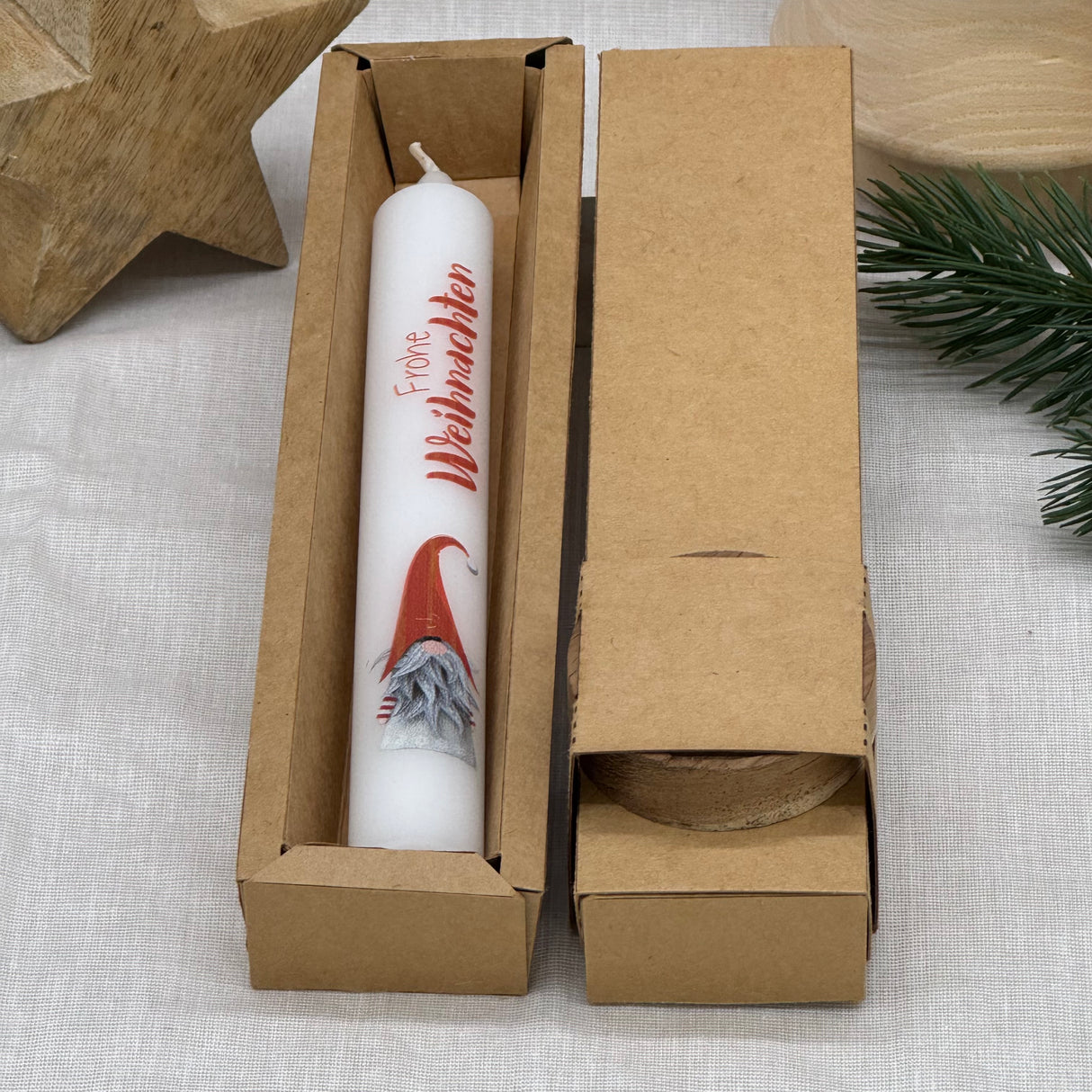 Diese elegante Stabkerze „Frohe Weihnachten“ in Weiß ist das perfekte Geschenk für Familie, Freunde oder Kollegen – ideal als kleines Mitbringsel, Adventsgruß oder Weihnachtsüberraschung. Mit festlichem Motiv wie Rentier, Schneemann oder Weihnachtswichtel sorgt sie für weihnachtliche Stimmung. Optional in Geschenkverpackung oder mit Kerzenteller erhältlich. Ein liebevolles Präsent, das Wärme und Freude verbreitet. Stilvoll, dekorativ und festlich zugleich.