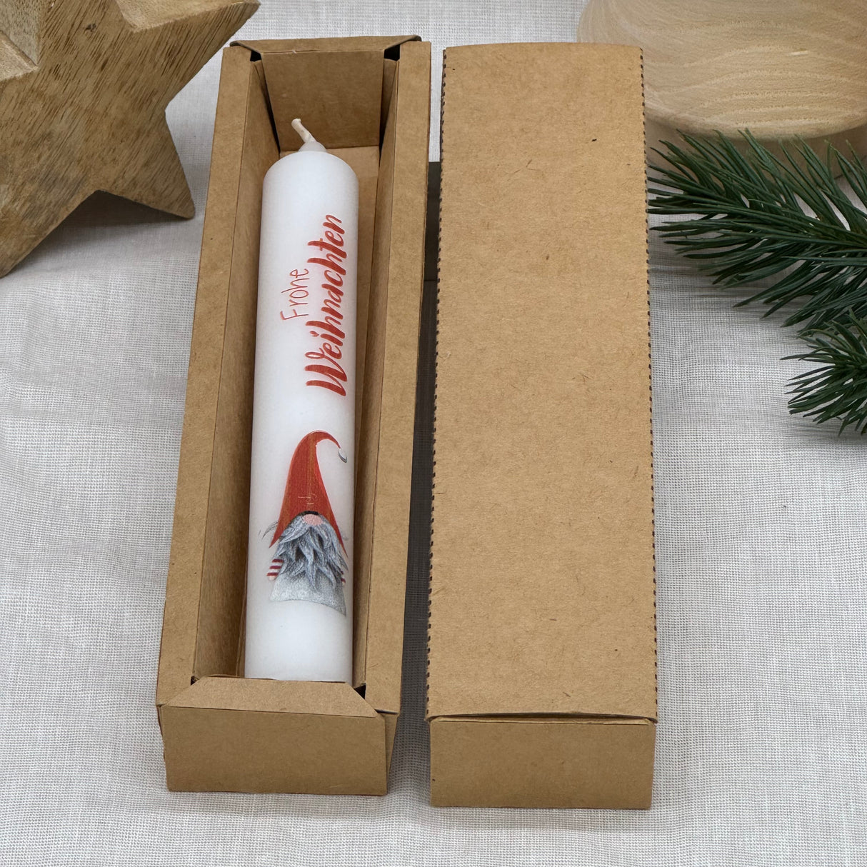 Dieses weihnachtliche Stabkerzen-Set eignet sich auch hervorragend als Firmen- oder Kundengeschenk – ideal für Mitarbeiter, Geschäftspartner oder Kunden. Mit sechs verschiedenen Motiven und Schriftzug „Frohe Weihnachten“ verbreitet die Kerze festliche Stimmung. Geschenkverpackung und optionaler Holzkerzenteller sorgen für ein stilvolles Präsent. Elegant, hochwertig und persönlich. Ein kleines, festliches Dankeschön, das Freude bereitet.