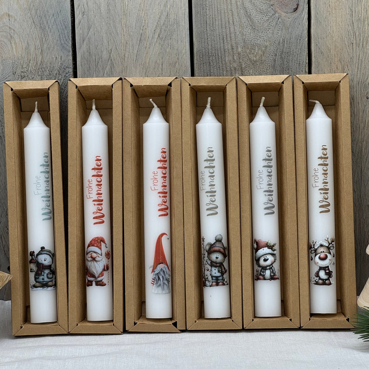 Dieses weihnachtliche Stabkerzen-Set eignet sich auch hervorragend als Firmen- oder Kundengeschenk – ideal für Mitarbeiter, Geschäftspartner oder Kunden. Mit sechs verschiedenen Motiven und Schriftzug „Frohe Weihnachten“ verbreitet die Kerze festliche Stimmung. Geschenkverpackung und optionaler Holzkerzenteller sorgen für ein stilvolles Präsent. Elegant, hochwertig und persönlich. Ein kleines, festliches Dankeschön, das Freude bereitet.