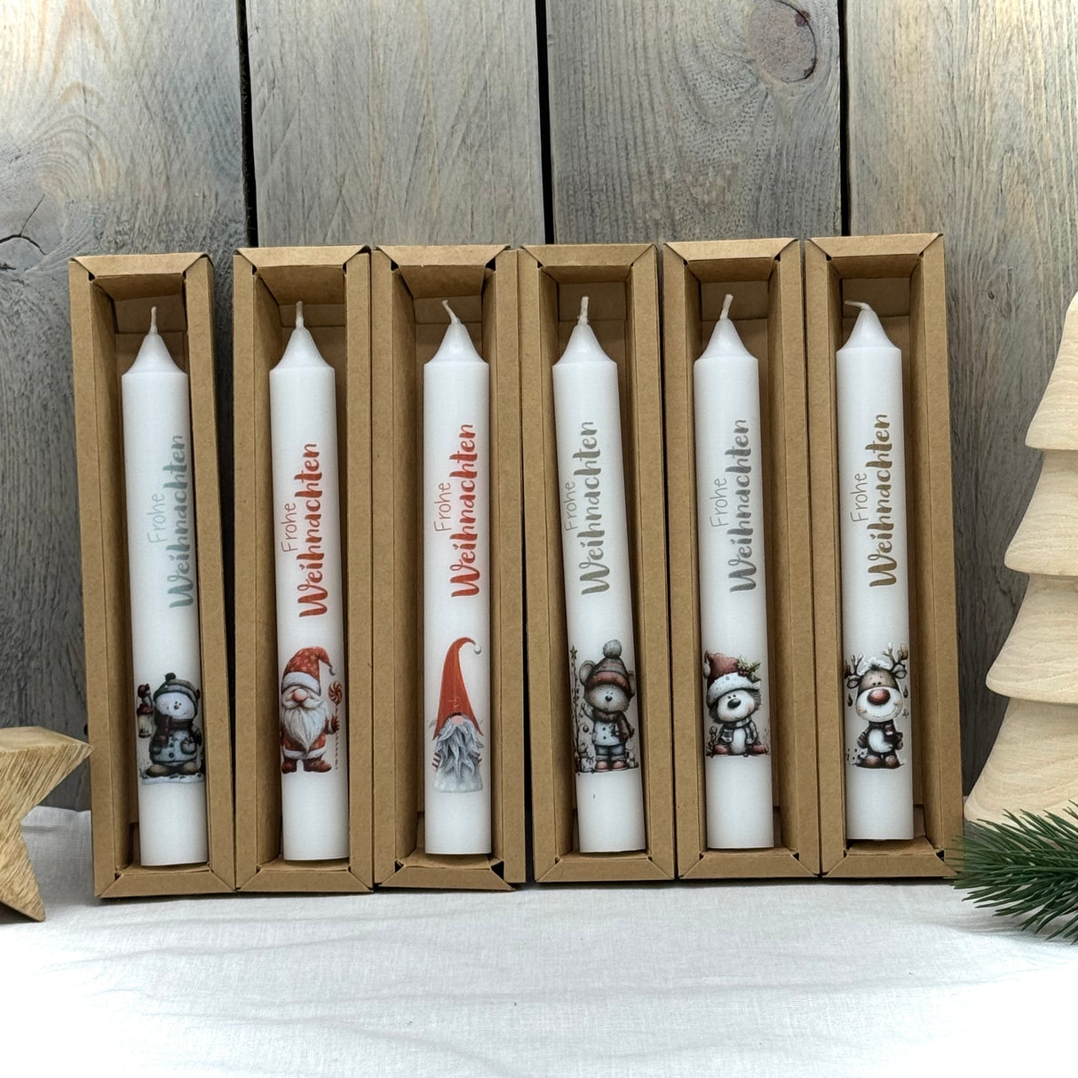 Diese elegante Stabkerze „Frohe Weihnachten“ in Weiß ist das perfekte Geschenk für Familie, Freunde oder Kollegen – ideal als kleines Mitbringsel, Adventsgruß oder Weihnachtsüberraschung. Mit festlichem Motiv wie Rentier, Schneemann oder Weihnachtswichtel sorgt sie für weihnachtliche Stimmung. Optional in Geschenkverpackung oder mit Kerzenteller erhältlich. Ein liebevolles Präsent, das Wärme und Freude verbreitet. Stilvoll, dekorativ und festlich zugleich.