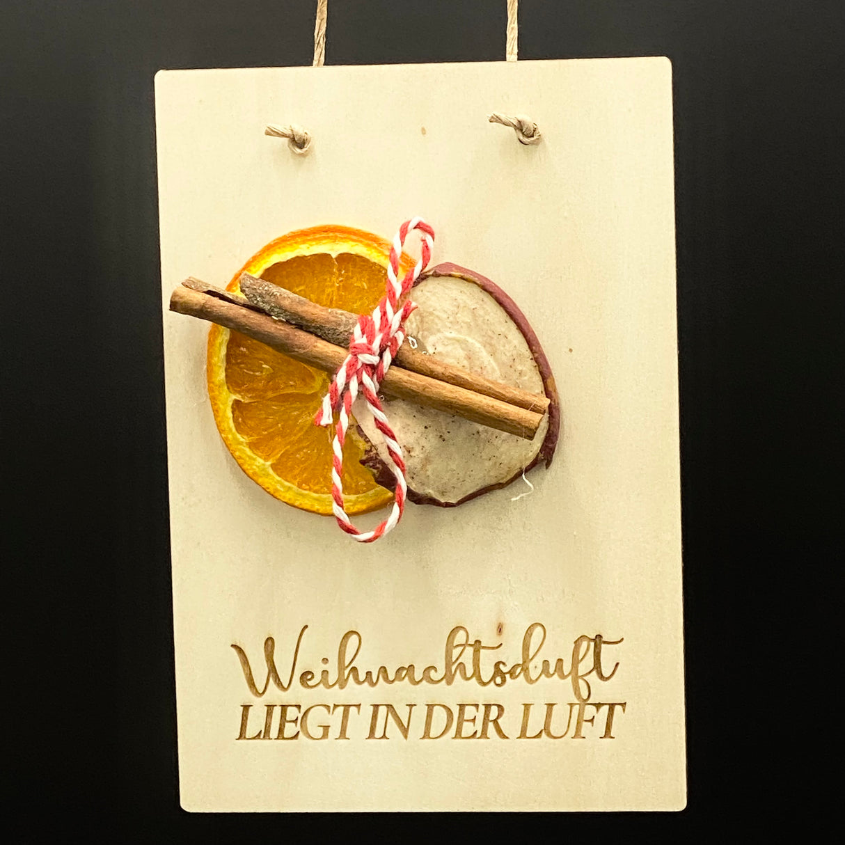 Weihnachtskarte „Reserved for Santa“ aus 4 mm Pappelholz mit dekorativer Weihnachtsmütze.
Lustige und charmante Holzkarte, Größe ca. 16 × 11 cm, mit Band zum Aufhängen.
Perfekt für Humor und Weihnachtsmagie – als Geschenk, Grußkarte oder festliche Deko.
Lieferung in einer Geschenkverpackung mit Aufdruck „Ein zauberhaftes Weihnachtsfest“.
Personalisierbar – ein einzigartiges Weihnachtspräsent für Freunde und Familie.