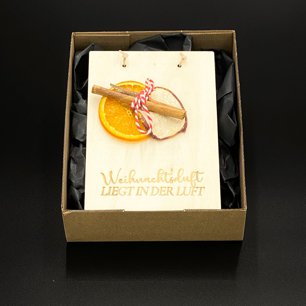 Weihnachtskarte „Reserved for Santa“ aus 4 mm Pappelholz mit dekorativer Weihnachtsmütze.
Lustige und charmante Holzkarte, Größe ca. 16 × 11 cm, mit Band zum Aufhängen.
Perfekt für Humor und Weihnachtsmagie – als Geschenk, Grußkarte oder festliche Deko.
Lieferung in einer Geschenkverpackung mit Aufdruck „Ein zauberhaftes Weihnachtsfest“.
Personalisierbar – ein einzigartiges Weihnachtspräsent für Freunde und Familie.