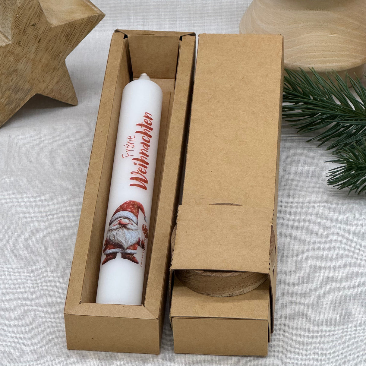 Diese elegante Stabkerze „Frohe Weihnachten“ in Weiß ist das perfekte Geschenk für Familie, Freunde oder Kollegen – ideal als kleines Mitbringsel, Adventsgruß oder Weihnachtsüberraschung. Mit festlichem Motiv wie Rentier, Schneemann oder Weihnachtswichtel sorgt sie für weihnachtliche Stimmung. Optional in Geschenkverpackung oder mit Kerzenteller erhältlich. Ein liebevolles Präsent, das Wärme und Freude verbreitet. Stilvoll, dekorativ und festlich zugleich.