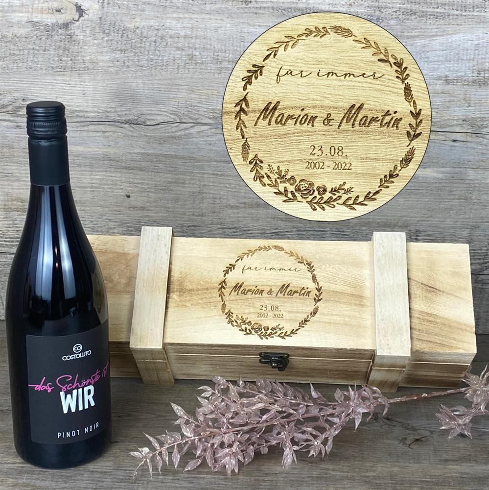 Die romantische Weinkiste „für immer“ aus rustikalem Holz ist das perfekte Hochzeitsgeschenk oder Präsent zum Jahrestag. Platz für eine Weinflasche, Deckel mit filigranem Metallverschluss und Lasergravur von Blumenkranz und Schriftzug „für immer“. Optional personalisierbar mit Namen, Datum oder Koordinaten – ein stilvolles, einzigartiges Geschenk für Paare.