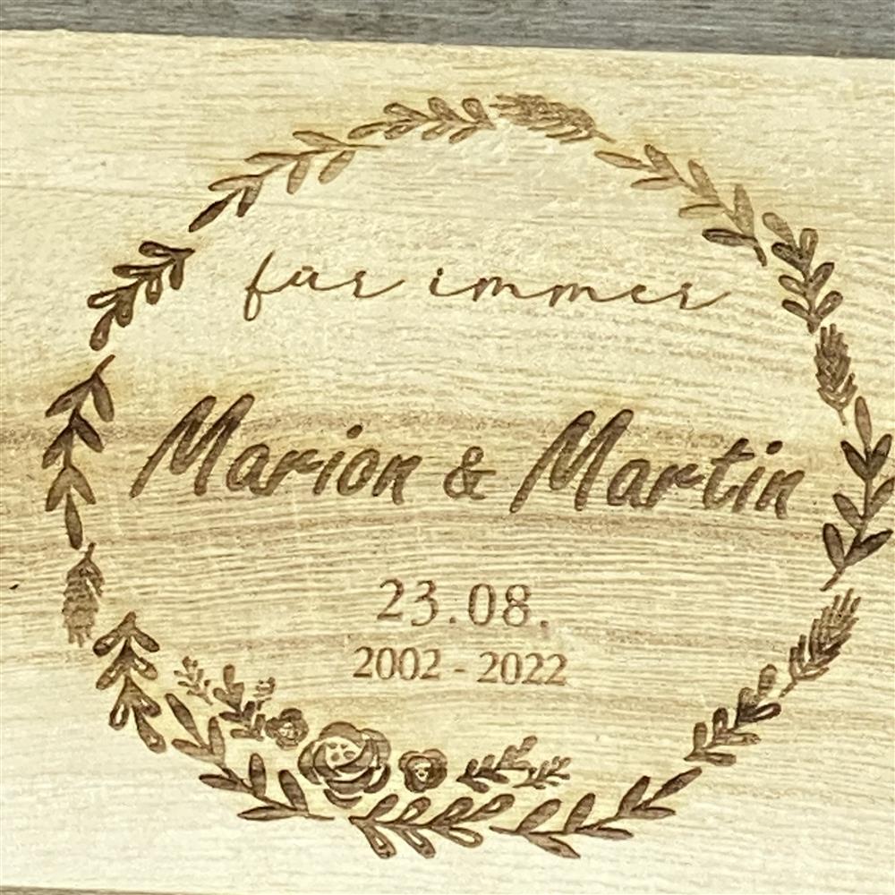 Die romantische Weinkiste „für immer“ aus rustikalem Holz ist das perfekte Hochzeitsgeschenk oder Präsent zum Jahrestag. Platz für eine Weinflasche, Deckel mit filigranem Metallverschluss und Lasergravur von Blumenkranz und Schriftzug „für immer“. Optional personalisierbar mit Namen, Datum oder Koordinaten – ein stilvolles, einzigartiges Geschenk für Paare.